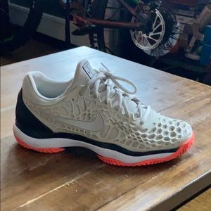 Tennis shoes